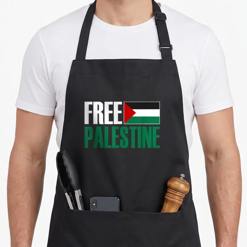 Tablier de cuisine noir avec le texte Free Palestine et le drapeau palestinien en graphisme typographique.