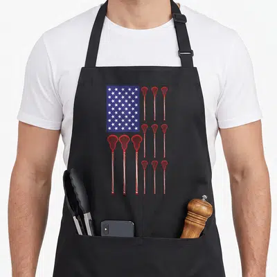 Tablier de cuisine noir avec lacrosse sticks rouges et un motif étoilé bleu blanc rouge.