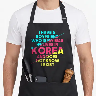 Tablier de cuisine noir avec un texte multicolore I have a boyfriend who is my bias he lives in korea and does not know i exist.
