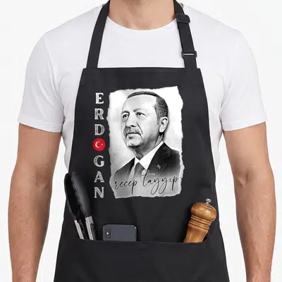 Tablier de cuisine noir avec portrait de Recep Tayyip Erdogan, texte ERDOGAN et logo drapeau turc rouge.