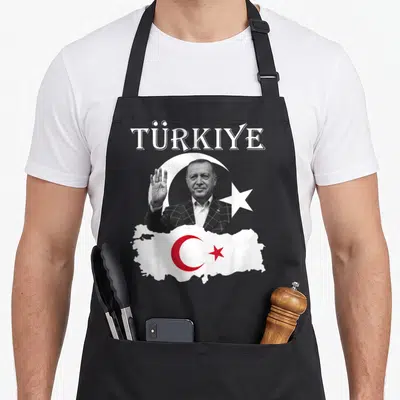 Tablier de cuisine noir avec portrait de Recep Tayyip Erdogan et drapeau Turkiye rouge stylisé.