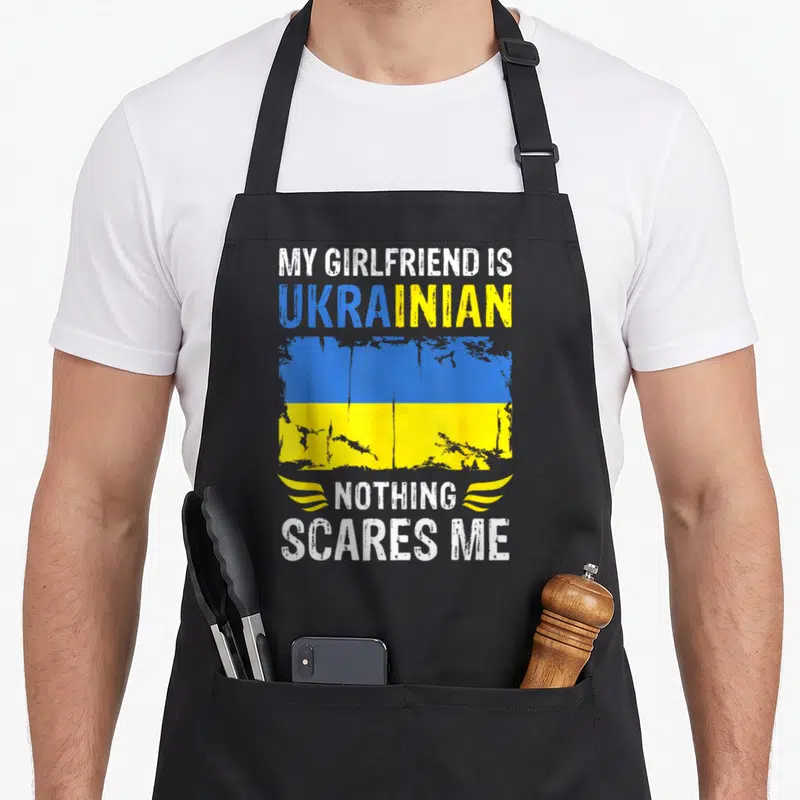 Tablier de cuisine noir avec l'inscription My Girlfriend Is UkrainianNothing Scares Me et une illustration du drapeau ukrainien.
