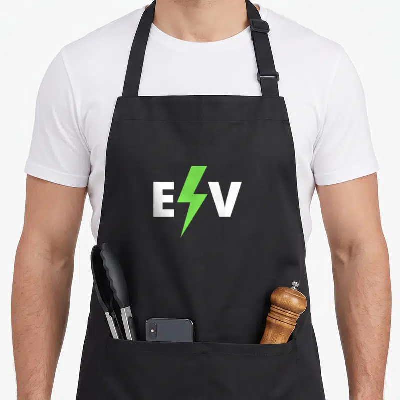 Tablier de cuisine noir avec le logo EV blanc traversé par un éclair vert vif au centre.