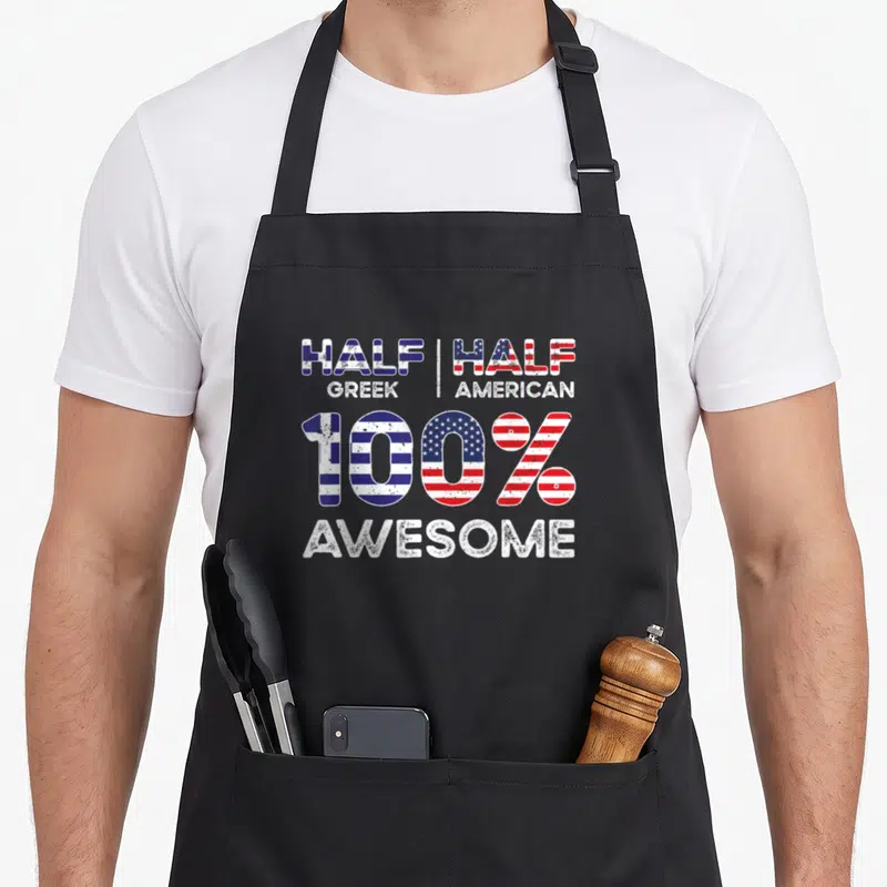 Tablier de cuisine noir avec typographie Half Greek Half American 100% génial et motifs de drapeaux.