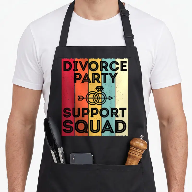 Tablier de cuisine noir avec un motif rayé multicolore portant l'inscription Divorce Party Support Squad et une alliance traversée par une flèche.