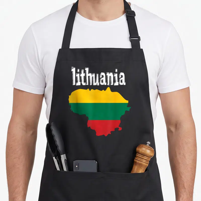 Tablier de cuisine noir avec silhouette de la Lituanie aux couleurs du drapeau et le mot lithuania en haut.