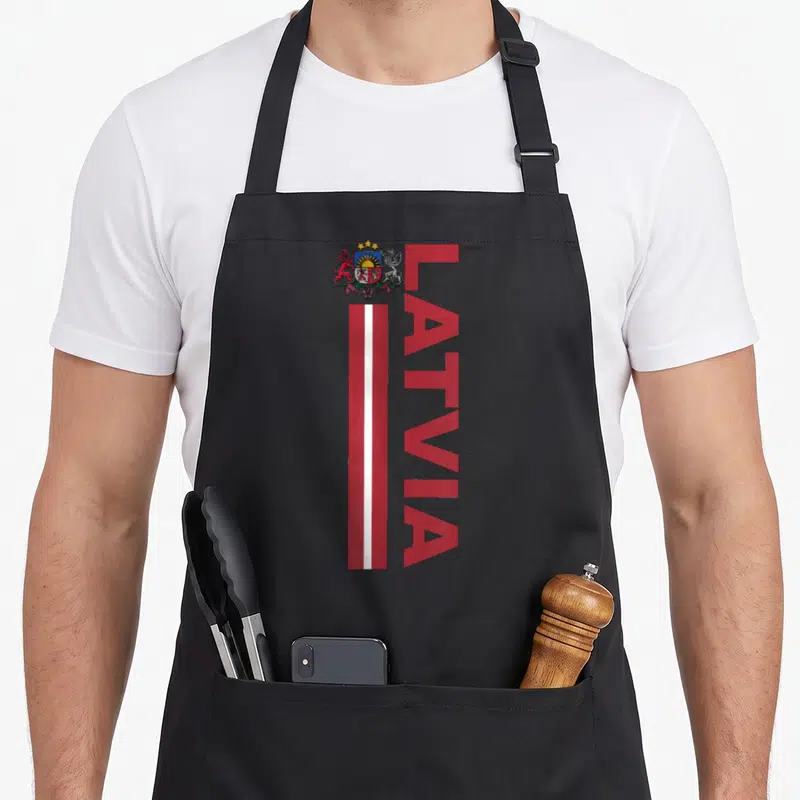 Tablier de cuisine noir avec drapeau letton vertical et emblème national LATVIA imprimé en rouge.