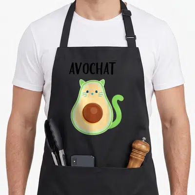 Tablier de cuisine noir avec illustration d'un avocat chat vert et jaune portant le mot Avochat en lettres noires.