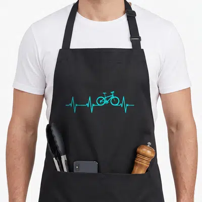 Tablier de cuisine noir avec illustration turquoise d'un vélo de montagne sur une ligne de battement de cœur.