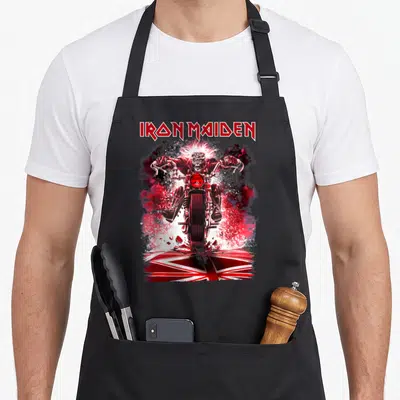 Tablier de cuisine noir avec illustration d'Eddie sur moto et drapeau britannique stylisé.