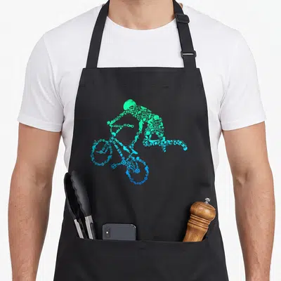 Tablier de cuisine noir avec un cycliste composé de pièces mécaniques bleues et vertes.