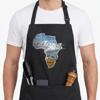 Tablier de cuisine noir avec silhouette du continent africain contenant un paysage de savane et le texte Africa Twin en blanc.