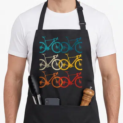 Tablier de cuisine noir orné de six silhouettes de vélos de route aux couleurs vives et effet vintage sérigraphié.