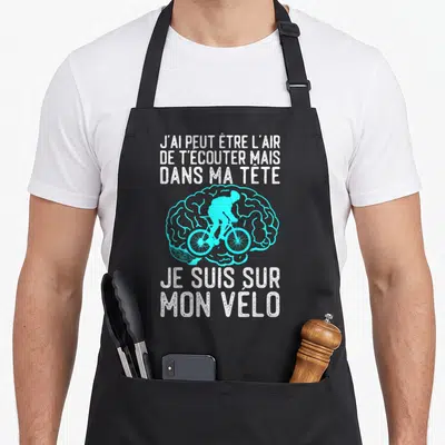 Tablier de cuisine noir avec un cerveau bleu cyan contenant un cycliste et le texte blanc J'ai peut être l'air de t'écouter mais je suis sur mon vélo.