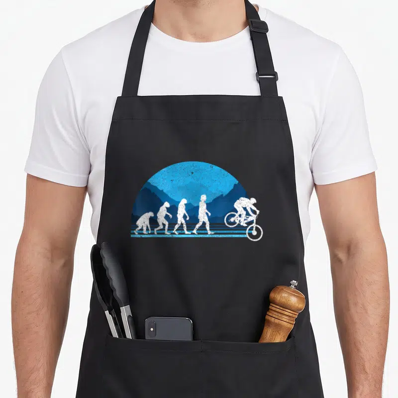 Tablier de cuisine noir avec illustration blanche évolution homme en cycliste de descente sur montagnes bleues