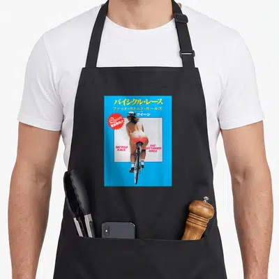 Tablier de cuisine noir avec illustration parodique d'une cycliste vue de dos sur fond bleu cyan et texte en anglais et japonais.