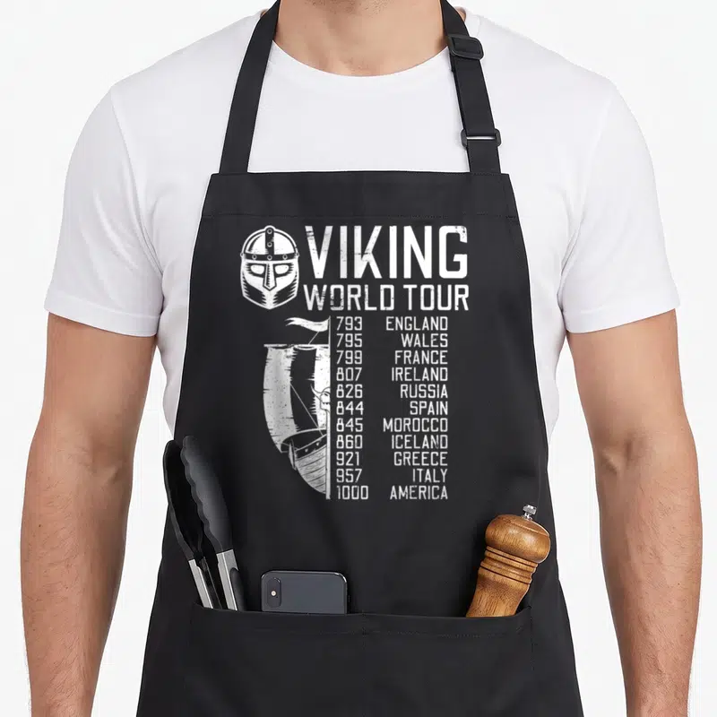 Tablier de cuisine noir avec illustration blanche d'un casque viking, d'une drakkar et une liste de pays visités avec leurs années respectives.