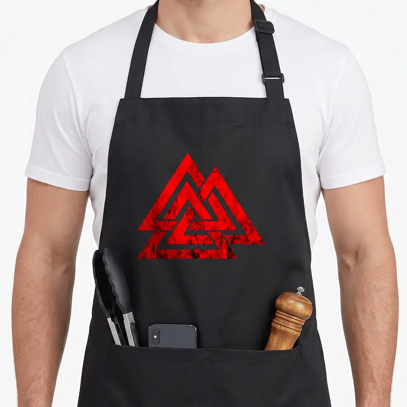 Tablier de cuisine noir avec le motif géométrique valknut rouge aux contours usés.