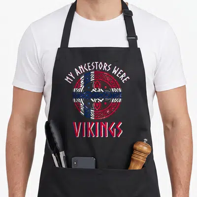 Tablier de cuisine noir avec motif circulaire drapeau norvégien et texte my ancestors were viking en rouge et bleu.