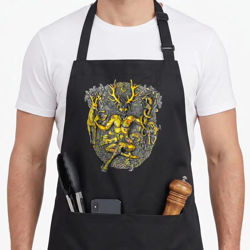 Tablier de cuisine noir avec illustration colorée représentant Cernunnos dieu celtique entouré d'animaux et de nœuds celtiques.
