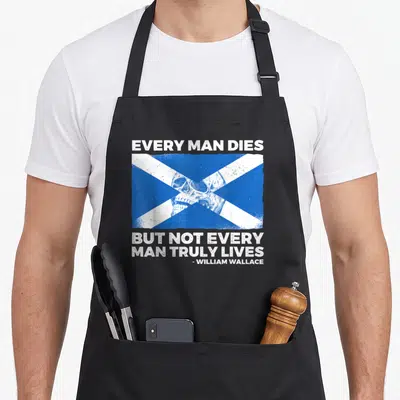 Tablier de cuisine noir avec drapeau écossais, crâne et citation Every Man Dies de William Wallace en blanc.