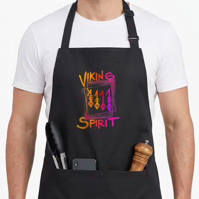 Tablier de cuisine noir avec inscription Viking Spirit et symboles runiques multicolores au centre.
