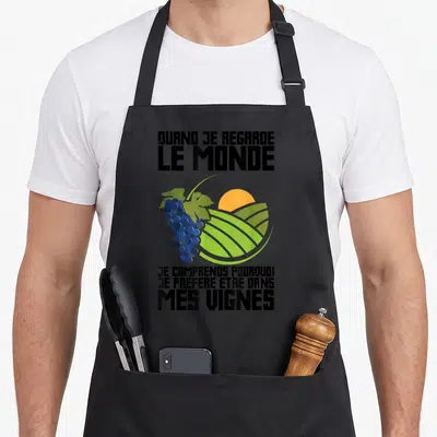 Tablier de cuisine noir avec illustration de raisin, soleil et texte Quand je regarde le monde je prefere etre dans mes vignes.