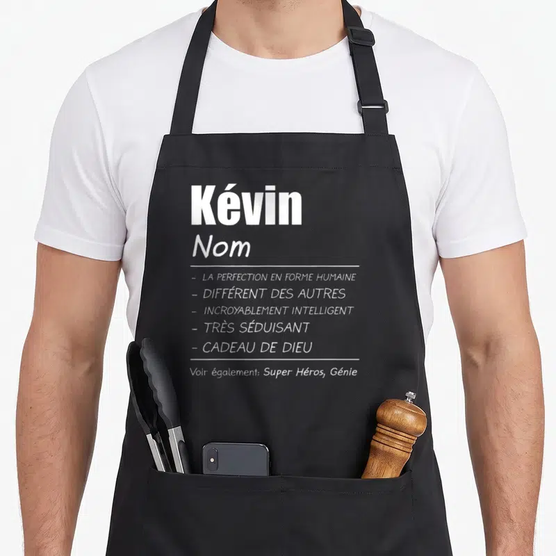 Tablier de cuisine noir avec le texte blanc Kévin Nom Cadeau de Dieu et Super Héros Génie imprimé au centre du torse.
