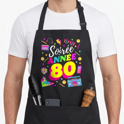 Tablier de cuisine noir avec inscription Soirée Année 80 entourée de boombox, cassettes et lunettes de soleil colorées.