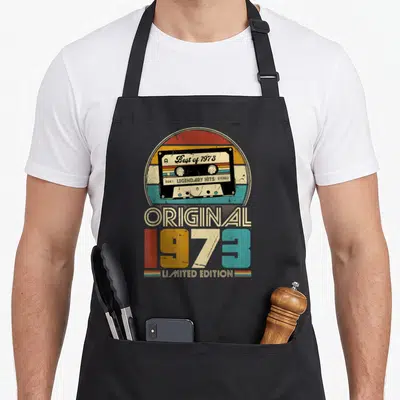 Tablier de cuisine noir avec illustration de cassette audio rétro et texte 1973 Limited Edition multicolore