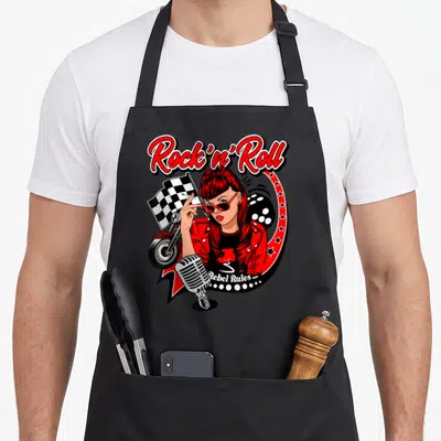 Tablier de cuisine noir avec illustration colorée d'une femme rockabilly tenant une casquette à damier près d'un microphone vintage.