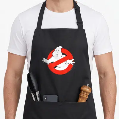 Tablier de cuisine noir avec le logo blanc et rouge No Ghost représentant un fantôme barré d'une ligne diagonale.