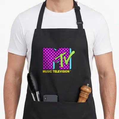 Tablier de cuisine noir avec le logo MTV Music Television aux carreaux roses et texte vert fluo.