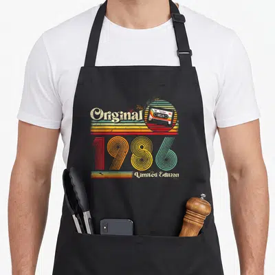 Tablier de cuisine noir avec motif 1986 Original Limited Edition et illustration de cassette audio rétro.