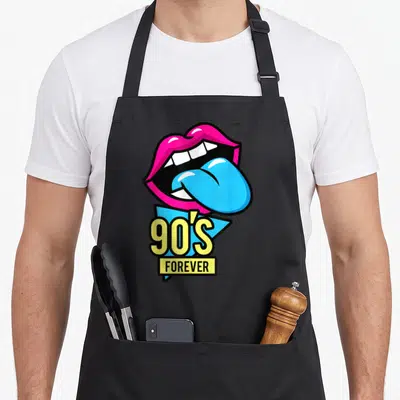 Tablier de cuisine noir avec lèvres roses, langue bleue et inscription 90's Forever en jaune.