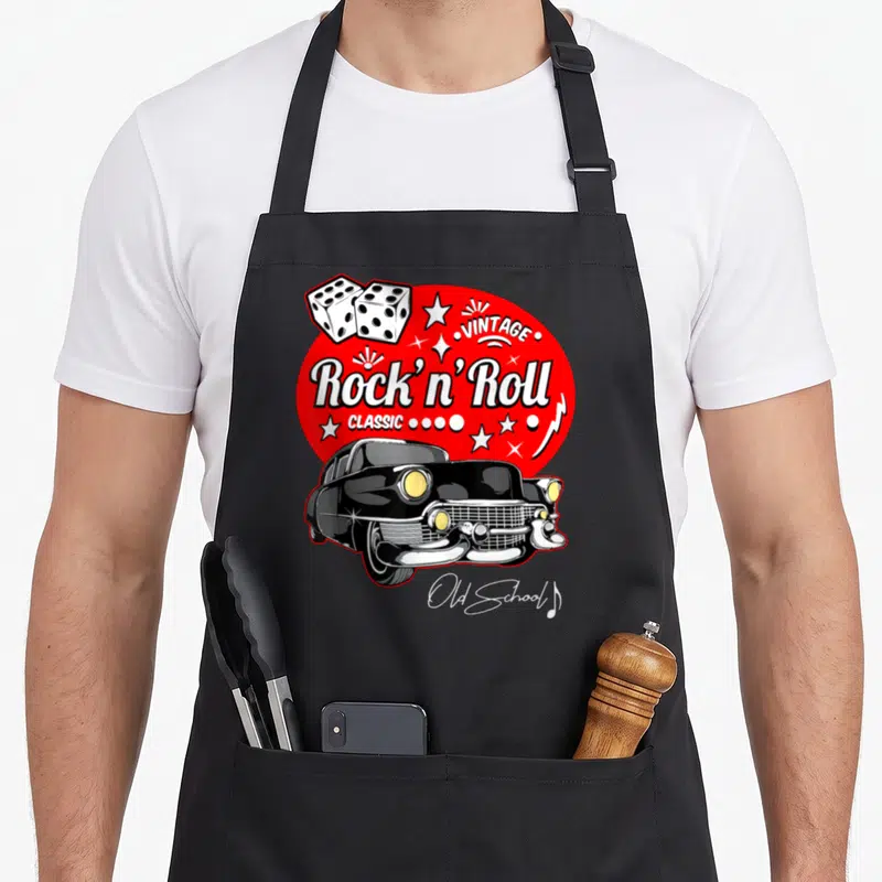 Tablier de cuisine noir avec illustration rouge d'une voiture vintage, dés et texte Rock n Roll Classic Old School.