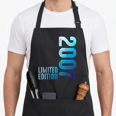 Tablier de cuisine noir avec l'année 2007 en grand et Limited Edition en petit en typographie bleue dégradée et texturée.
