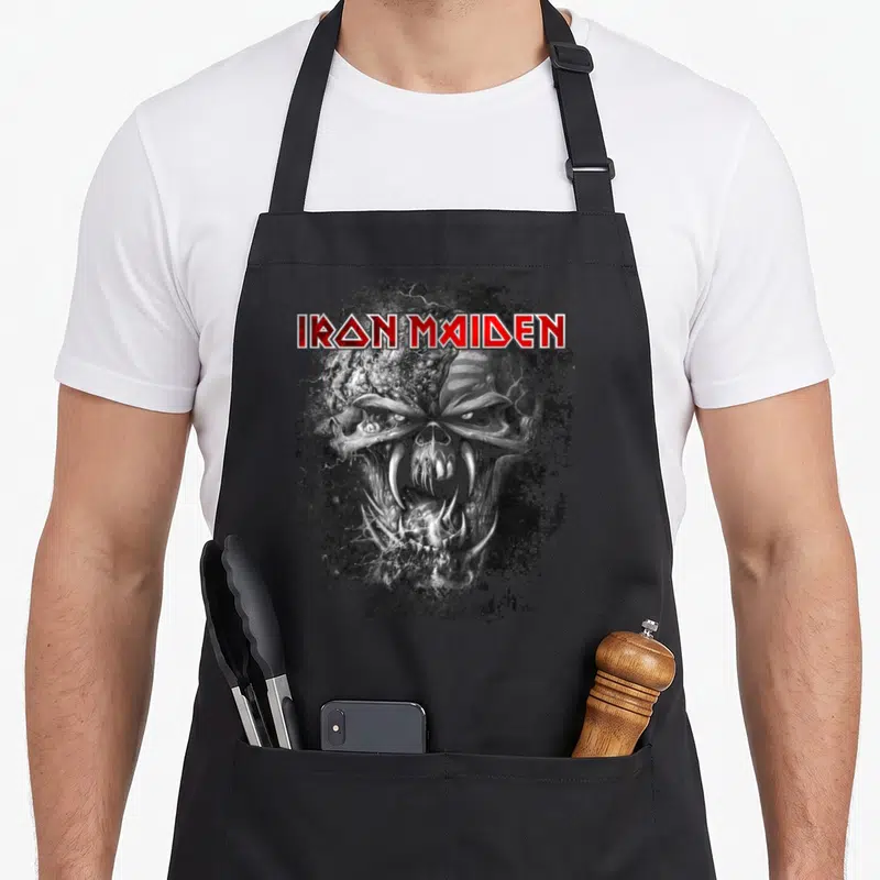 Tablier de cuisine noir avec le logo Iron Maiden rouge et une illustration grise d'Eddie Final Frontier au style vintage.