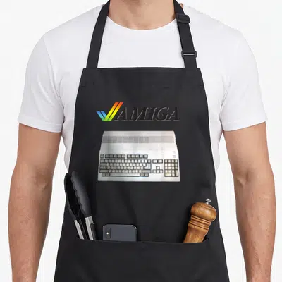 Tablier de cuisine noir avec illustration détaillée d'un ordinateur Amiga et son logo aux couleurs vives du début des années 80.