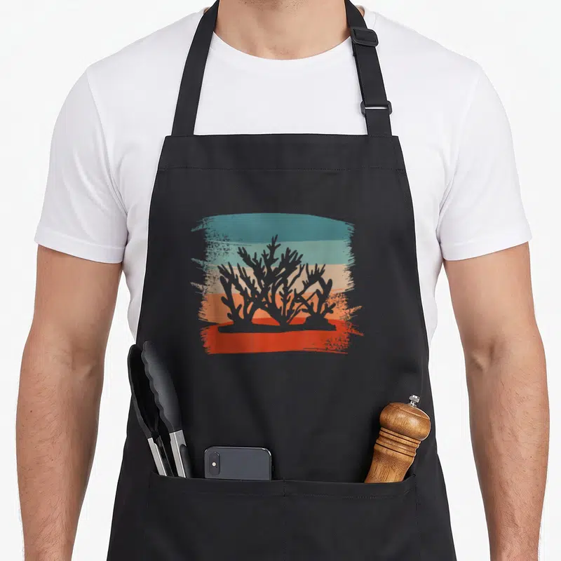 Tablier de cuisine noir avec illustration coraux rétro sur fond de bandes horizontales colorées style peinture.