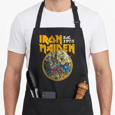 Tablier de cuisine noir avec le logo Iron Maiden Est 1975 et l'illustration du Beast Circle rouge au centre.