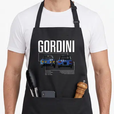 Tablier de cuisine noir avec illustration de voiture Gordini bleue et texte blanc 103 chevaux 175 km/h chrono deux coffres deux réservoirs