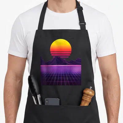 Tablier de cuisine noir avec un grand soleil Synthwave, des montagnes en filaire et une grille au sol aux couleurs néon violettes et roses.