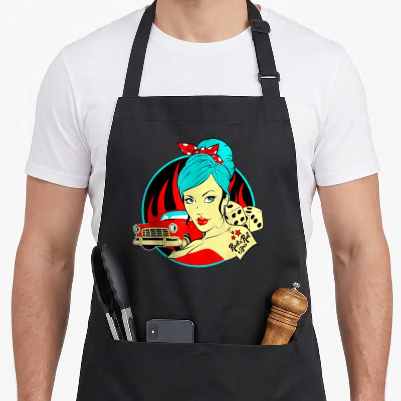 Tablier de cuisine noir avec une pinup aux cheveux bleus, un hot rod rouge et des dés sur fond de flammes stylisées.