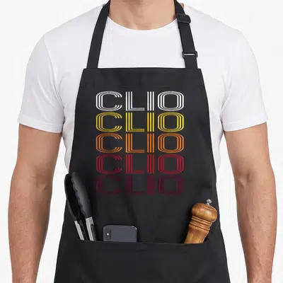 Tablier de cuisine noir avec l'inscription Clio MI en lettres colorées superposées dans un style graphique vintage.