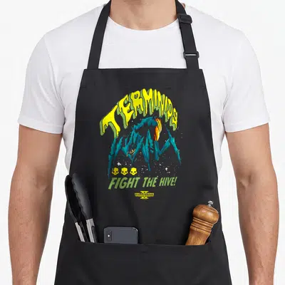 Tablier de cuisine noir avec illustration d'un insecte alien Terminid et texte Fight the Hive en jaune et vert.