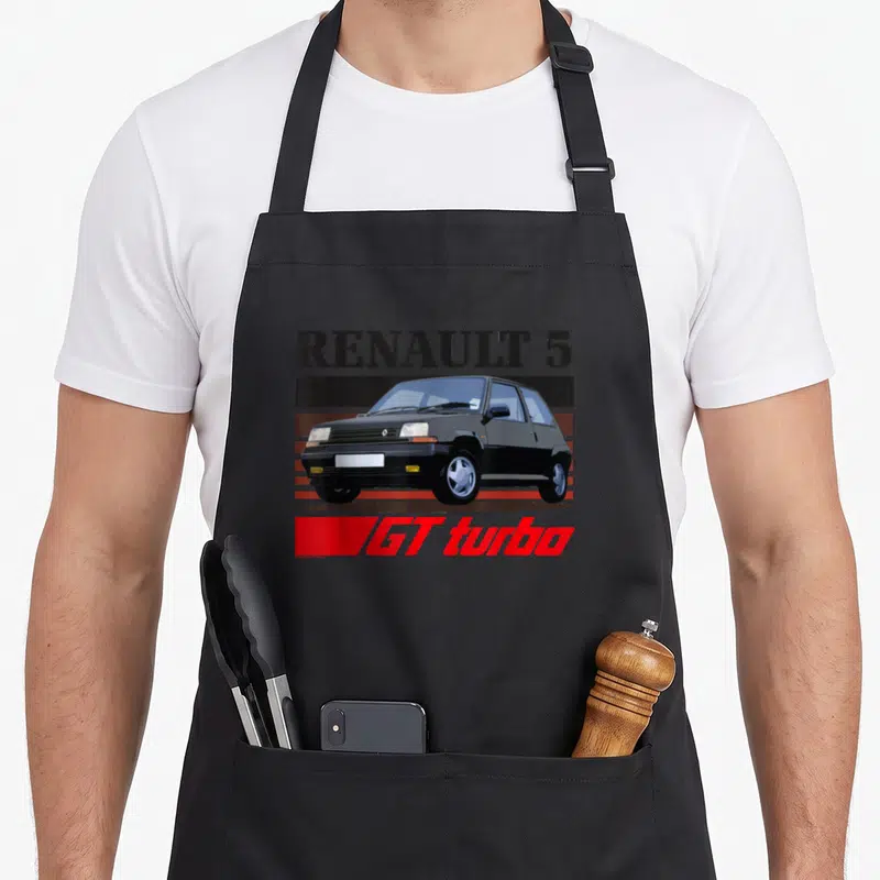 Tablier de cuisine noir avec illustration d'une Renault 5 GT Turbo et texte rétro rouge et noir.