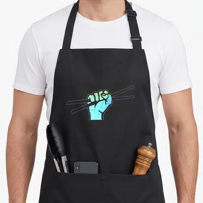Tablier de cuisine noir avec illustration d'un poing tenant trois baguettes de couleur dégradée.