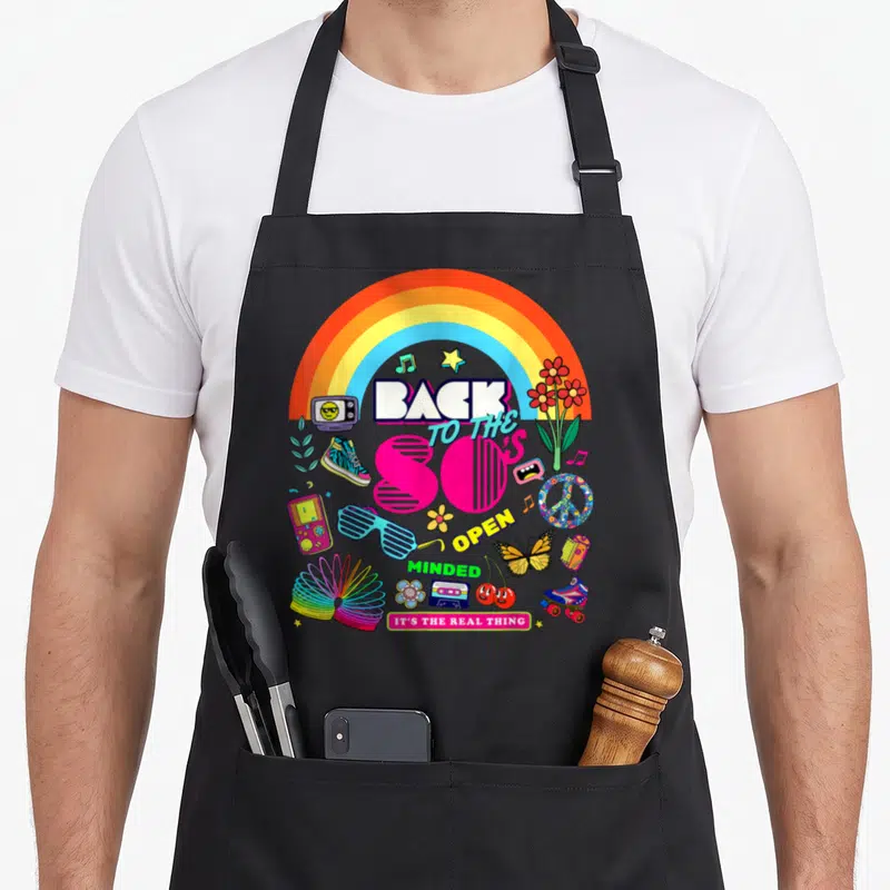 Tablier de cuisine noir avec illustration rétro arc-en-ciel et textes Back to the 80's Open Minded It's the real thing.