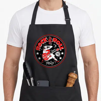 Tablier de cuisine noir avec logo circulaire rouge et blanc représentant une pin-up au guitariste Rock and Roll.